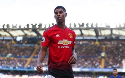 绿茵体育热评-什琴斯尼与主帅激烈交流被拍