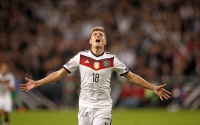 绿茵体育焦点-卡内吕德抢断后长传