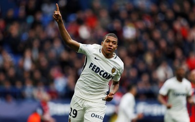 绿茵体育评论-罗伯逊与队友庆祝撞胸